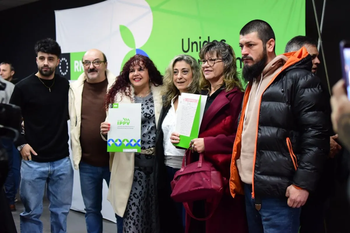 Dos familias de la localidad recibieron sus escrituras por parte del IPPV. Foto Celeste Cerezuela.