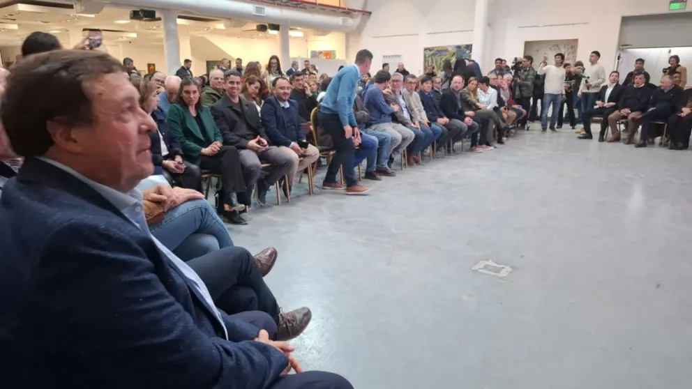 El acto comenzó hace instantes en Cipolletti. Fotos gentileza.