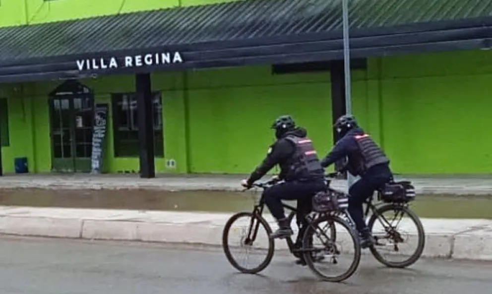 Los Bicipolicías interceptaron a un hombre la terminal de colectivo y al identificarlo tenía un pedido de captura vigente. Foto: gentileza