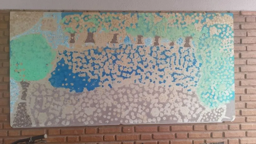 El mural que hicieron alumnos en el ingreso de la escuela fue vandalizado junto a otros elementos ubicados en el exterior. Foto: gentileza