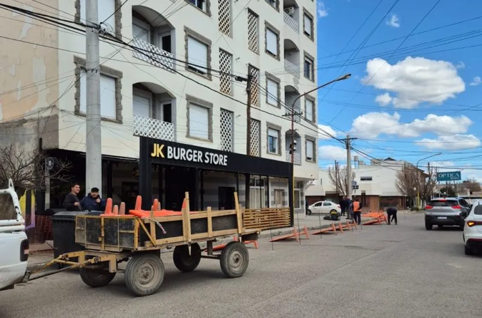 El municipio colocó vallas y clausuró el edificio de San Martín y Lavalle hasta que se certifique las obras de reparación en una columna. Fotos: LCR