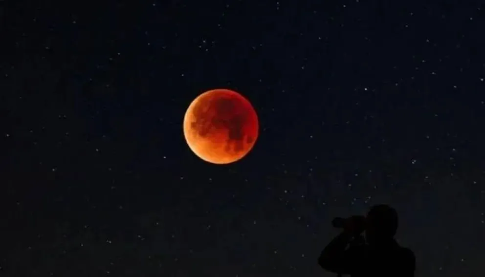 La luna podría tomar un color rojizo durante el eclipse.
