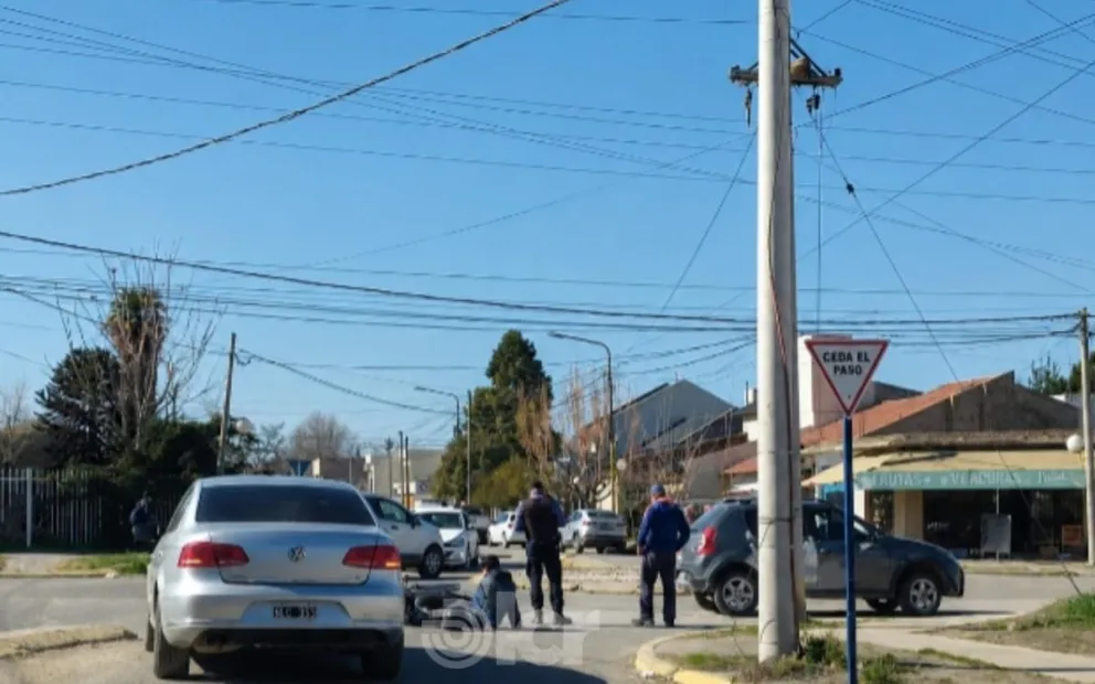 La colisión entre la moto y el auto ocurrió en la rotonda de Yapeyú y 20 de Junio, frente a barrio San Martín. Foto gentileza.