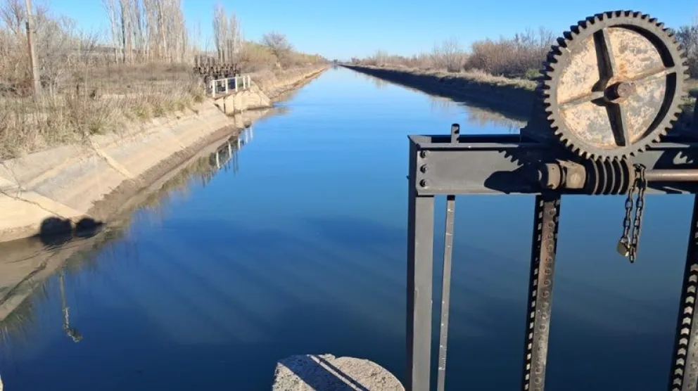 En Cervantes el agua ya alcanzó el nivel necesario para iniciar la apertura de canales para el riego de chacras. Foto: gentileza