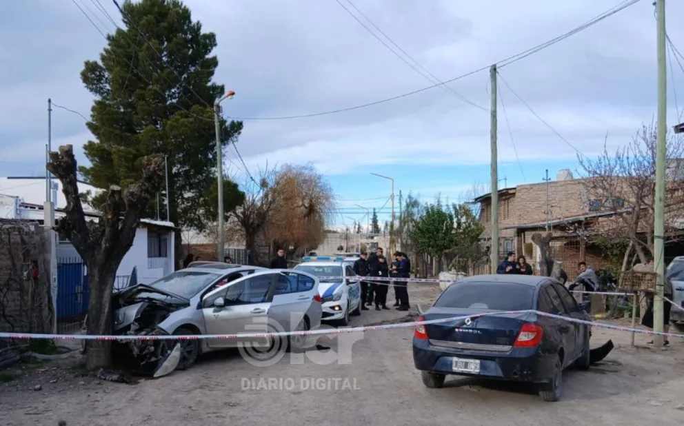 La persecución del Peugeot 408 comenzó en calle Los Nogales y finalizó en la zona urbana de Huergo tras impactar contra un auto estacionado. Foto gentileza.