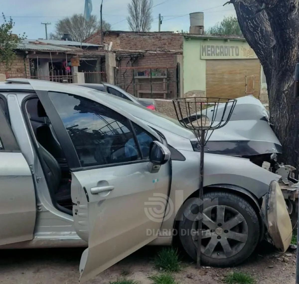 La persecuci&oacute;n finaliz&oacute; cuando el Peugeot 408 choc&oacute;. Foto gentileza.