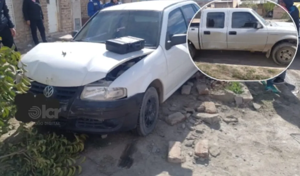 El Gol que chocó contra la camioneta estacionada se subió a la vereda en la intersección de las calles Sarmiento y Mariano Moreno. Fotos gentileza.