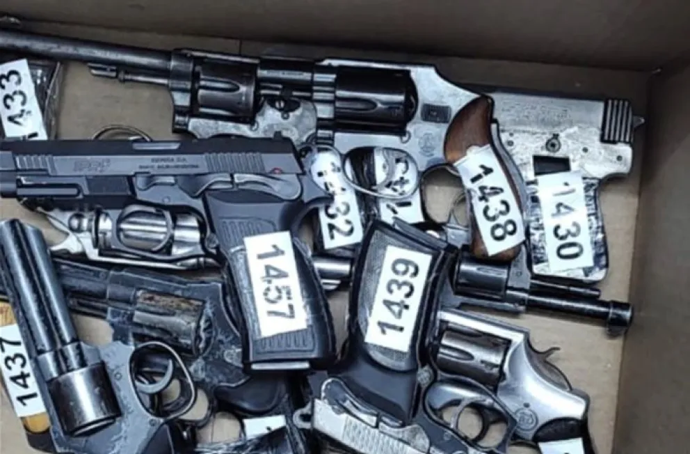 Armas retiradas de juzgados de Roca y otras ciudades para avanzar con su decomiso. Foto: Policía de Río Negro
