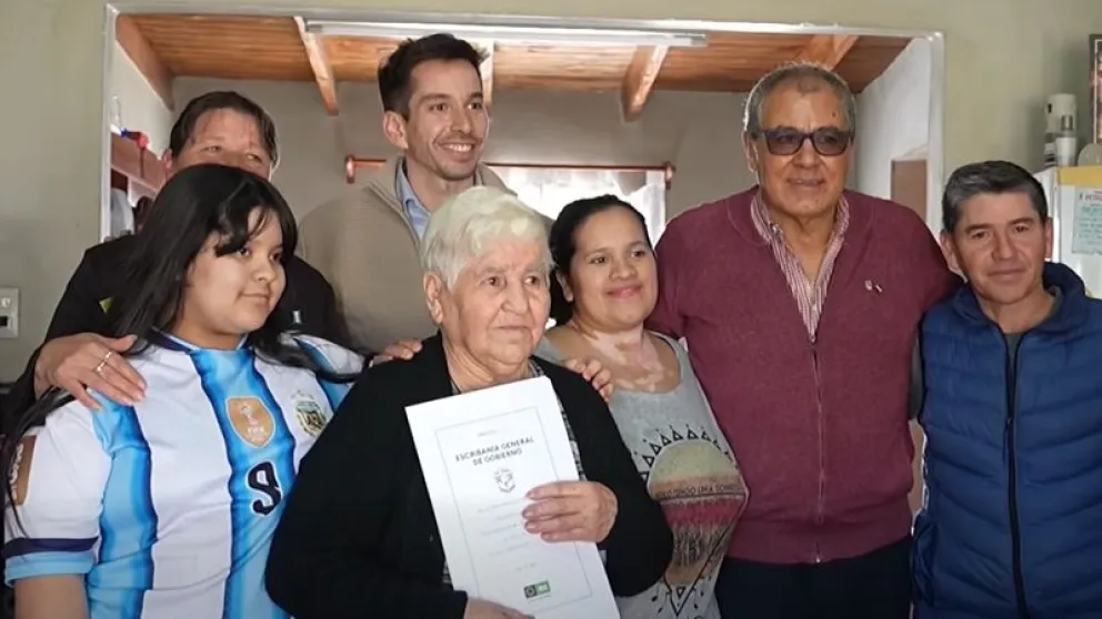 Familias e instituciones de Mainqué recibieron las escrituras en el marco del programa provincial Mi Escritura un Derecho. Foto: gentileza