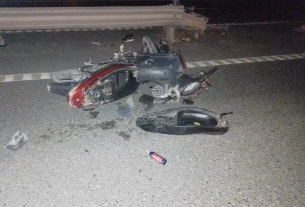 La mujer de 33 años circulaba en una moto Brava de 110 cc. Sufrió graves lesiones en una de sus piernas y golpes en la cabeza. Foto gentileza.