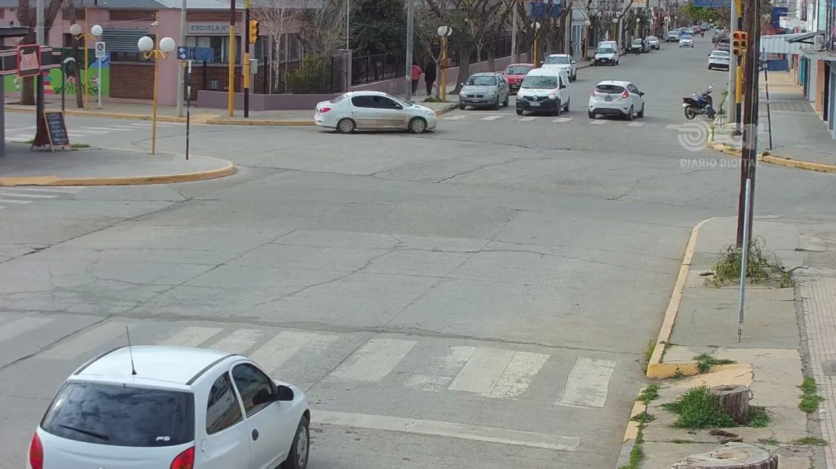 Los equipos ya est&aacute;n instalados en 5 Esquinas y las avenidas Mitre y Cipolletti. Foto gentileza.