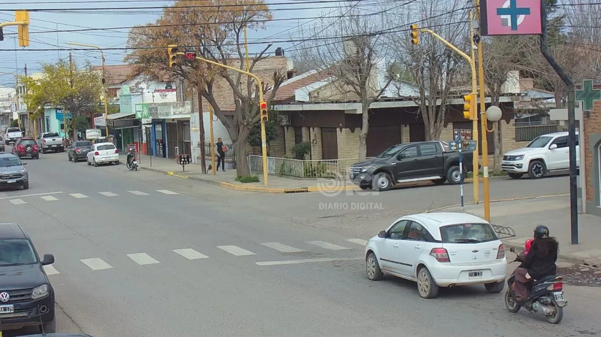 Adem&aacute;s de cruzar en rojo, tambi&eacute;n se multar&aacute; por estacionar sobre la senda. Foto gentileza.