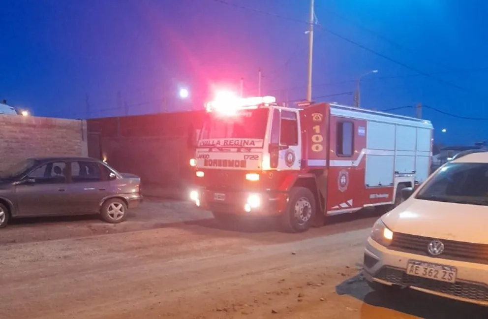 En una vivienda de la calle América del Norte, Bomberos intervino para controlar un incendio. Foto: 