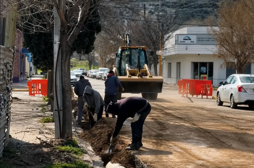 La colocación de una nueva cañería de mayor diámetro evitar la acumulación de agua frente a la Comisaría Quinta. Foto: gentileza