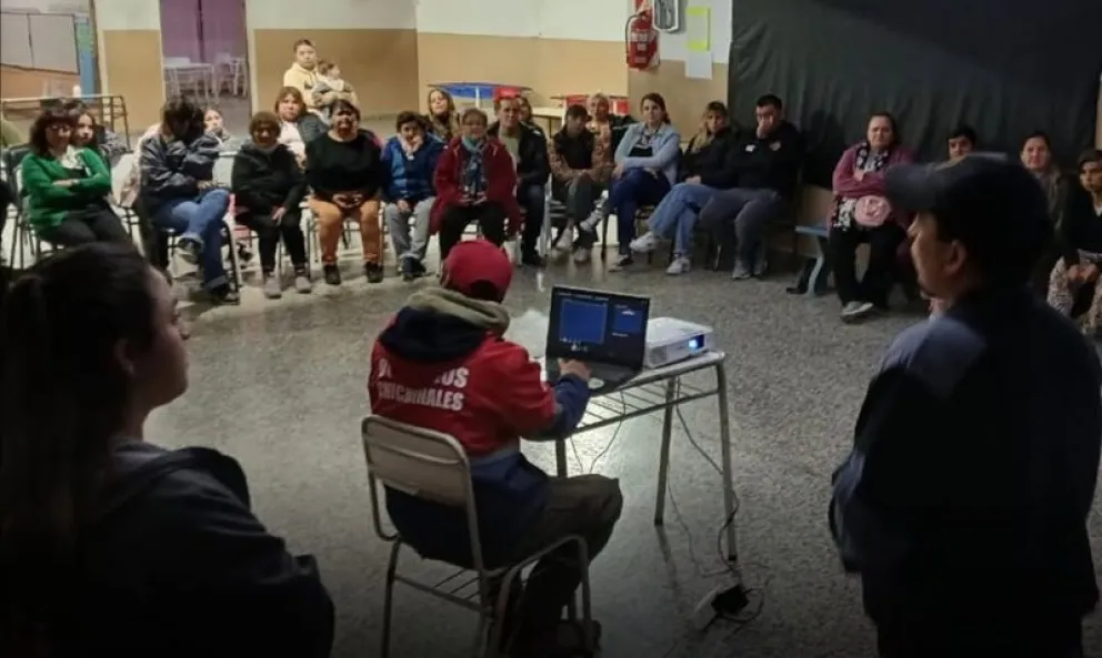 A través de la Escuela de Capacitación, Bomberos de Chichinales brinda conocimientos para realizar las maniobras de RCP. Foto: gentileza