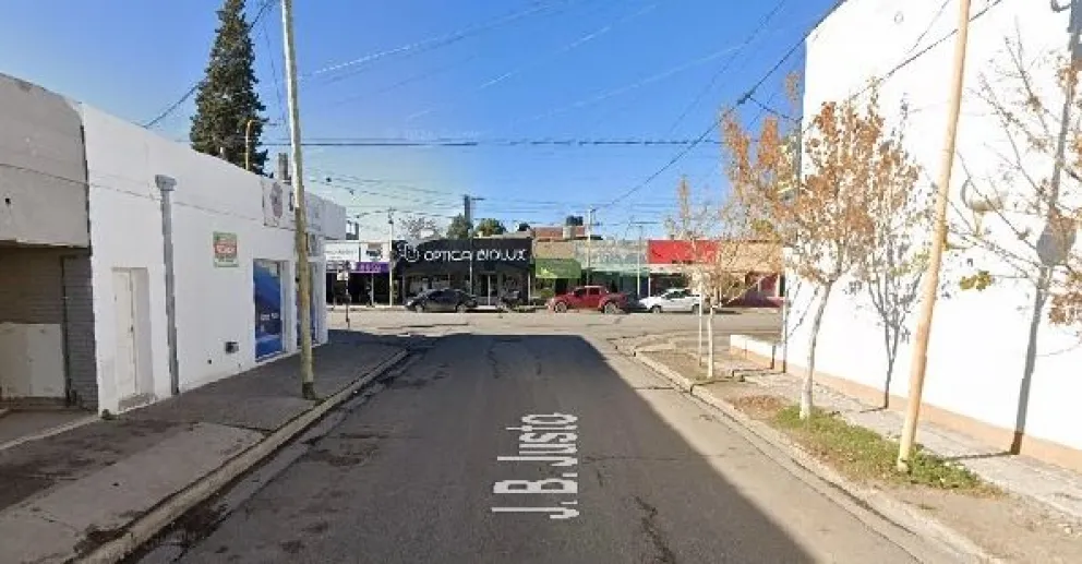 El arrebato de la cartera a la mujer de más de 70 años ocurrió el sábado sobre calle Juan B. Justo. Foto captura google maps.