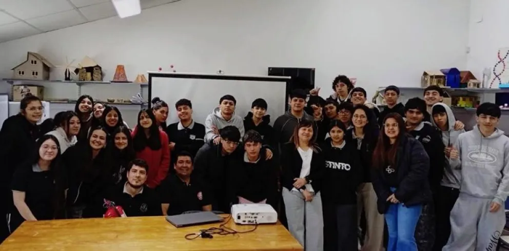 Estudiantes de 4to año recibieron la capacitación sobre cómo utilizar correctamente los extintores de fuego. Foto: gentileza 