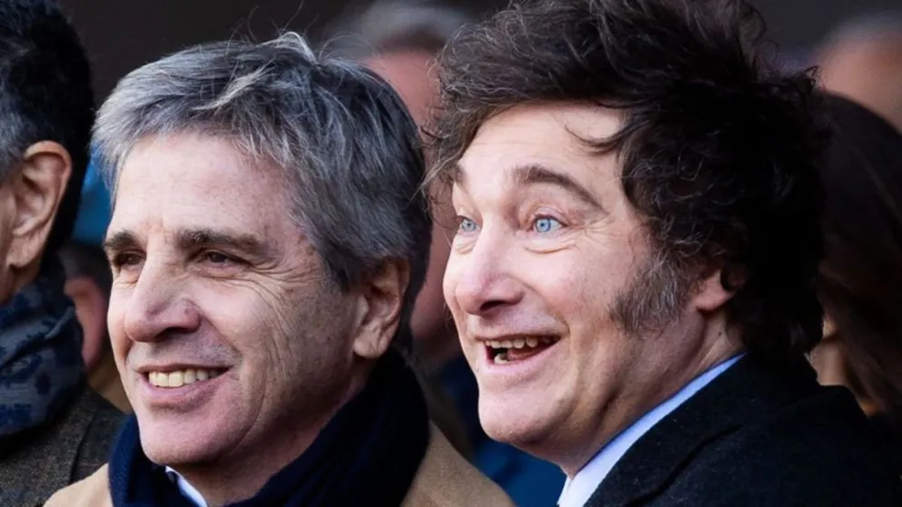 El ministro de Economía, Luis Caputo, junto al presidente Javier Milei.