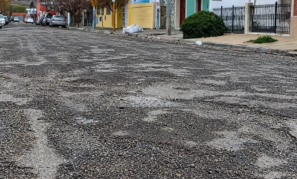 El intendente anunció que durante el verano se repavimentarán 50 cuadras con fondos aportados por el municipio. Foto: gentileza