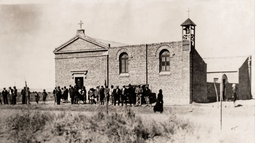 “La actual parroquia fue construida posteriormente a la primera, que es la que se observa en la imagen. Foto: gentileza 
