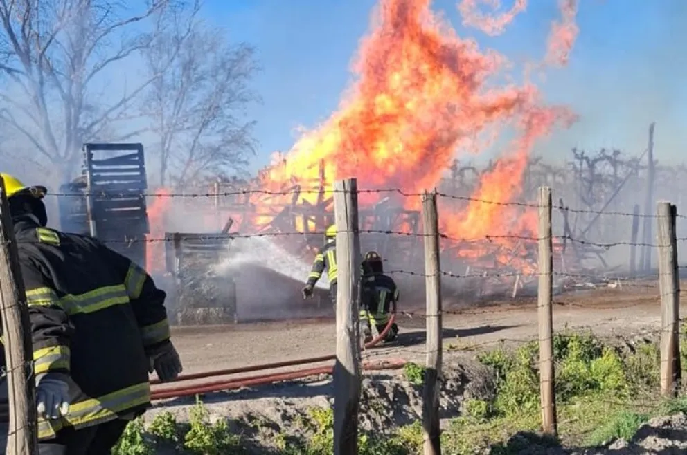 Con un trabajo rápido, los bomberos de Chichinales y Regina lograron sofocar el fuego y evitar riesgos hacia viviendas y estibas de bins. Foto: gentileza