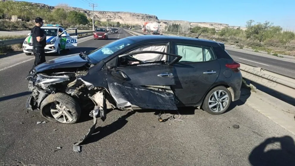 La mujer de 72 años manejaba el auto que chocó contra el guardarraíl central y los cuatro ocupantes fueron trasladados al hospital de Regina. Foto: gentileza 