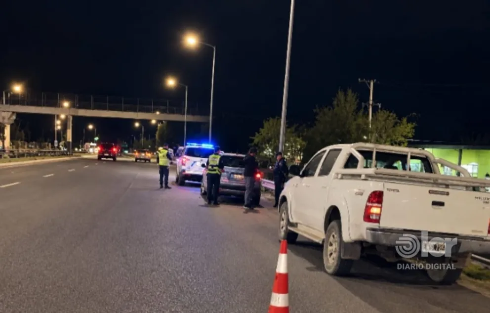 El accidente de anoche se produjo por alcanza a partir de que ambos rodados intentaban subir a la Ruta 22. Foto gentileza.