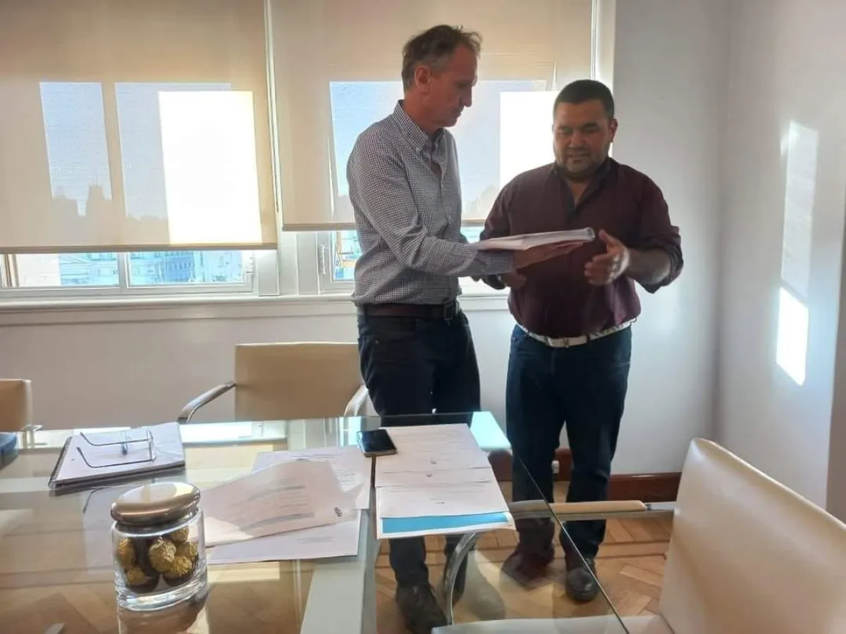 En mayo de 2022, C&eacute;sar estuvo con el exministro de Obras P&uacute;blicas de la Naci&oacute;n, Gabriel Katopodis en Buenos Aires. Foto archivo.