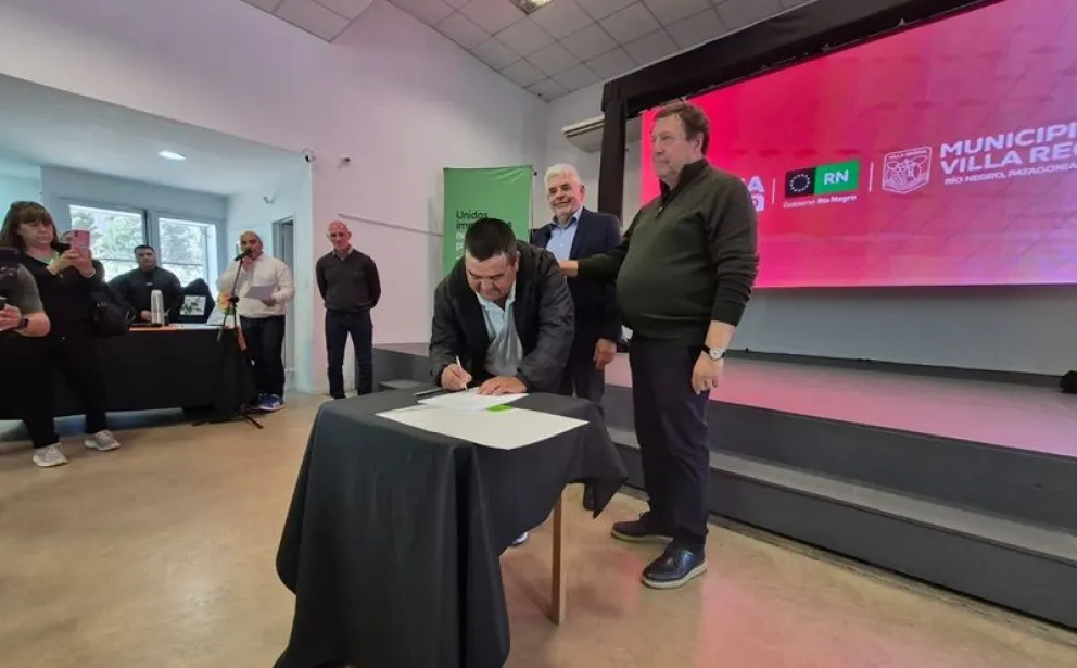 El gobernador Weretilneck, el intendente Albrieu y César Alarcón firmaron el convenio para la construcción de la primera etapa de la bicisenda. Foto: LCR.