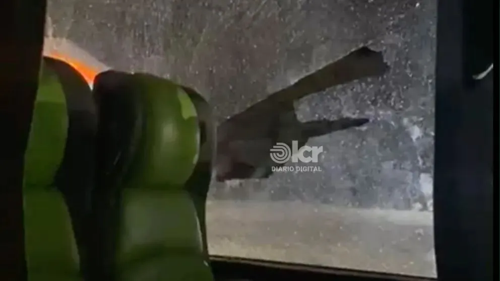 A fines del 2025 un colectivero se&ntilde;al&oacute; que los ataques con piedras se repiten con frecuencia en Regina. Foto: captura de video.