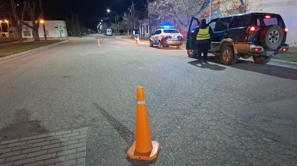 Los operativos de control vehicular se realizaron en distintos puntos de Chichinales que concluyeron con la retención de motos. Fotos: gentileza