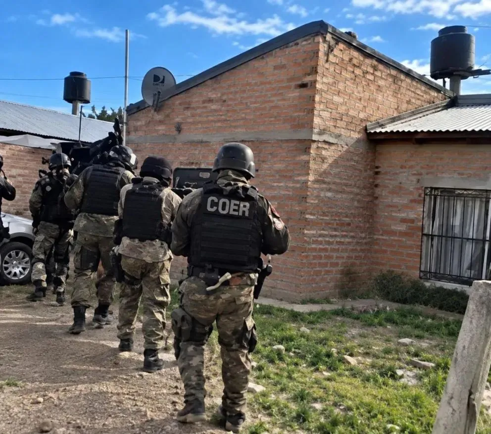 El allanamiento se realizó en una vivienda del barrio Arenal de Lamarque tras una investigación iniciada por una denuncia anónima. Foto: gentileza.