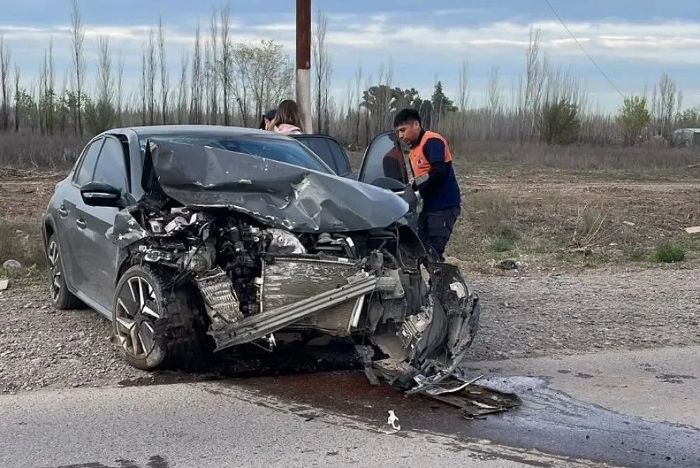 En el Peugeot 208 viajaba una mujer con sus dos hijos peque&ntilde;os. Permanecen internados. Foto: gentileza.