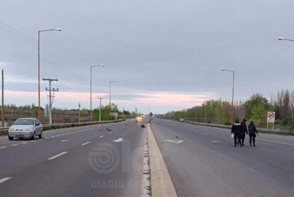 El choque entre el auto y la bici ocurrió en el Km. 1135 de la Ruta 22 alrededor de las 6. Foto gentileza.