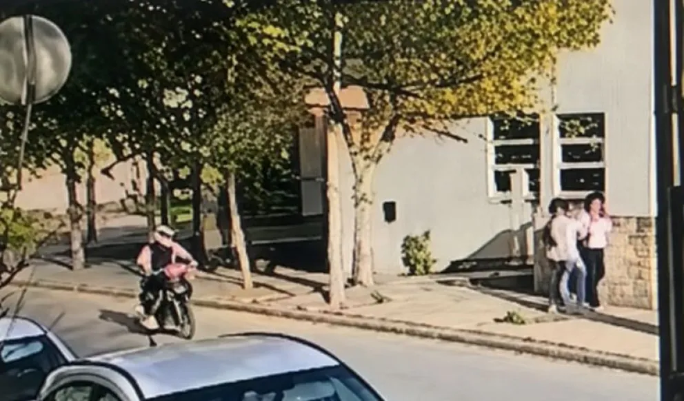 Cámaras de seguridad y la intensificación del monitoreo permitieron identificar a dos sujetos por robos a mujeres en la vía pública. Foto: video