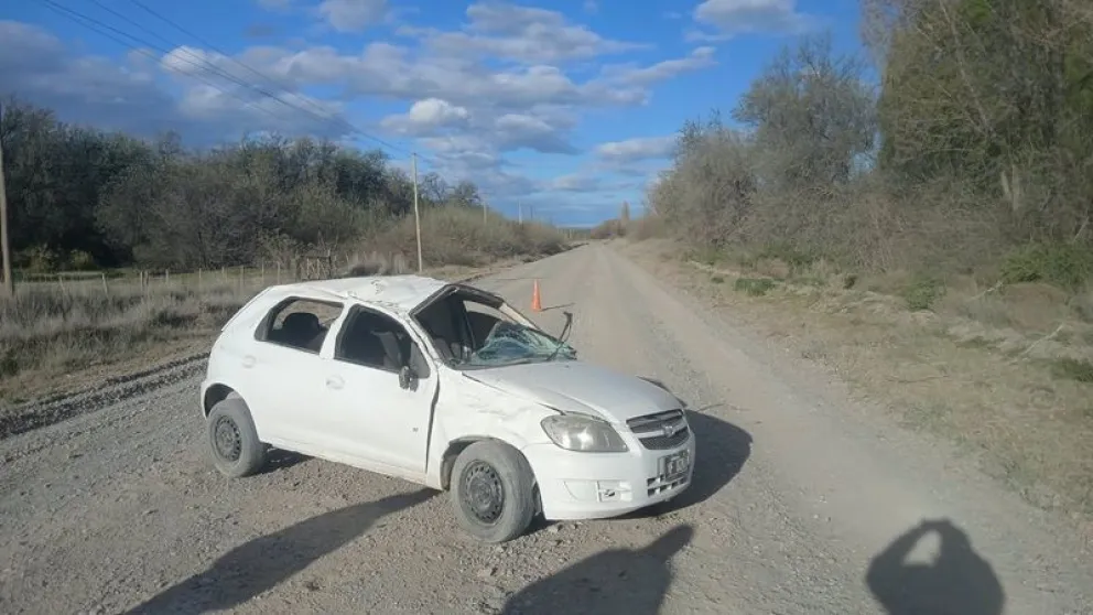 El menor que manejaba recibió lesiones de carácter leve, mientras que el auto quedó con importantes daños. Foto: gentileza
