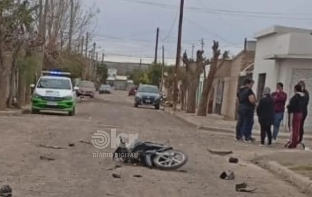 Tras el choque contra la Amarok, la mujer fue hospitalizada a raíz de las graves lesiones sufridas. Foto archivo.