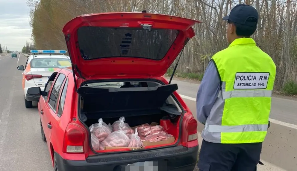 Los 82 kilos de chorizos y hamburguesas eran llevados en el interior de un VW Gol que circulaba en sentido oeste-este. Foto Policía RN.