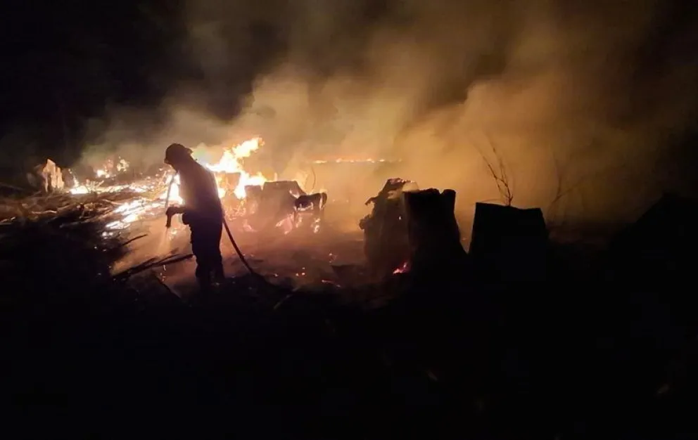 El viento durante el fin de semana generó un incendio forestal que demandó la intervención de bomberos de Chichinales y Regina. Foto: gentileza
