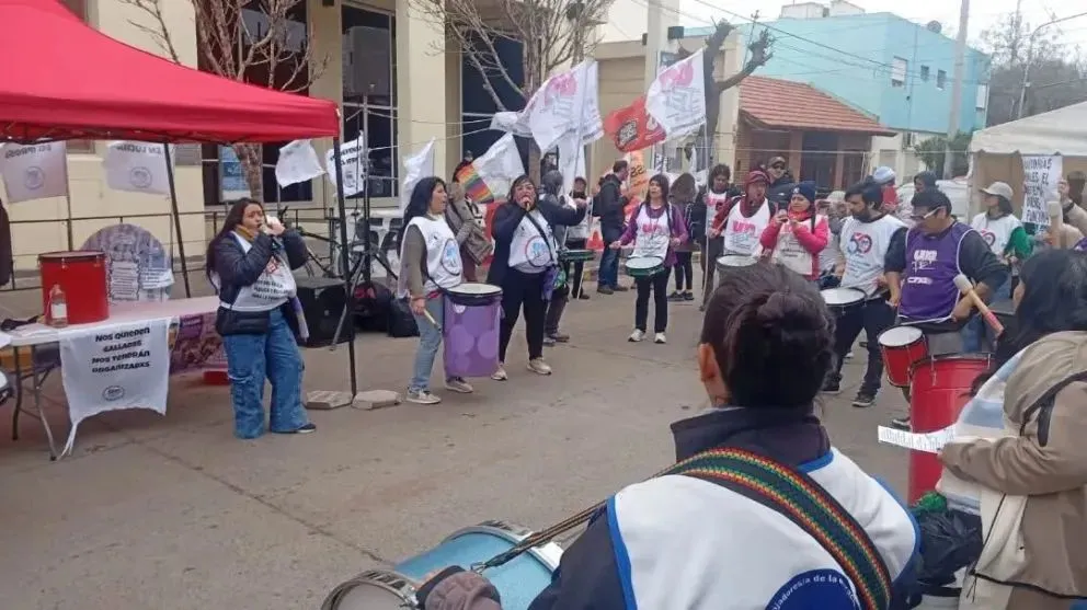 UnTER cumple este jueves y viernes un paro de 48 horas y moviliza a la Legislatura provincial en rechazo a la reforma del IPROSS y en reclamo de una convocatoria a paritarias. Foto: gentileza.