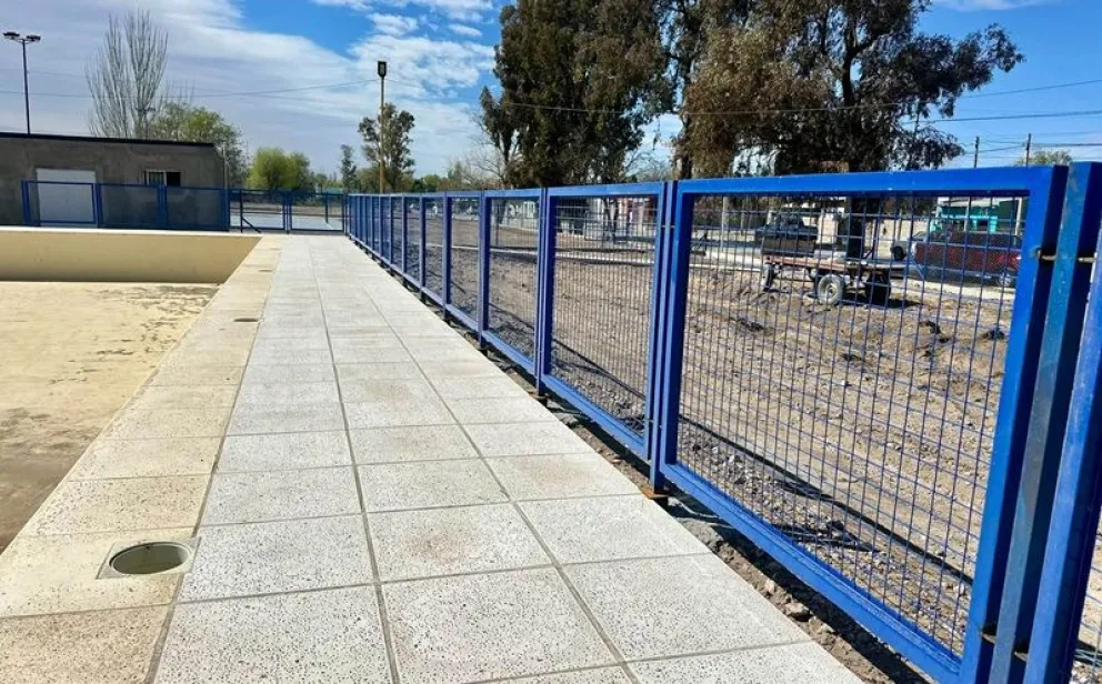 En el natatorio municipal ya se está instalando el cerco perimetral de seguridad y avanzan los trabajos para su habilitación este verano. Foto: gentileza