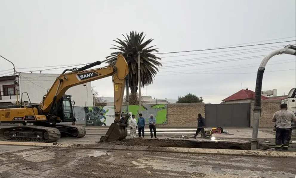Tras la reparación se habilitó nuevamente el tránsito en la calle Las Heras, con precaución debido a la elevación del terreno. Foto: gentileza 