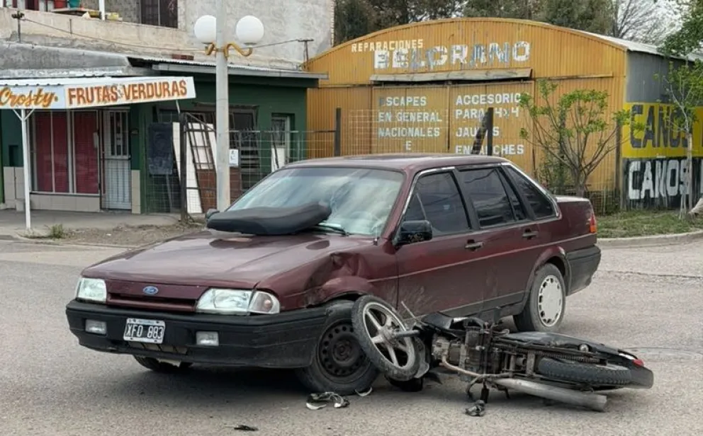 El auto y la moto chocaron en el barrio Belgrano, el conductor del rodado menor fue trasladado al hospital. Foto: gentileza