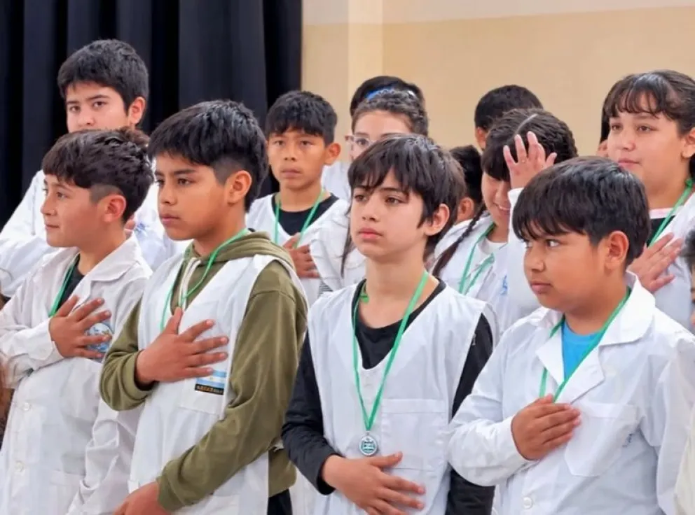 Alumnos de las escuelas primarias de Chichinales participaron del primera acto de lealtad a la bandera de Río Negro. Foto: gentileza