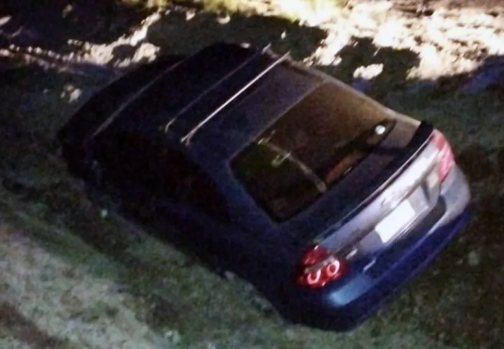 El auto que era ocupada por una pareja de personas mayores quedó en una hondonada que divide los carriles de circulación de la Ruta 22 en Regina. Foto: gentileza