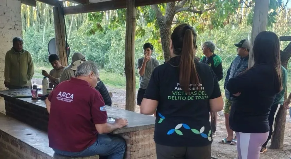 El equipo de Trata en pleno procedimiento en una chacra con motivo de una denuncia de explotación de jornaleros. Fotos gentileza.