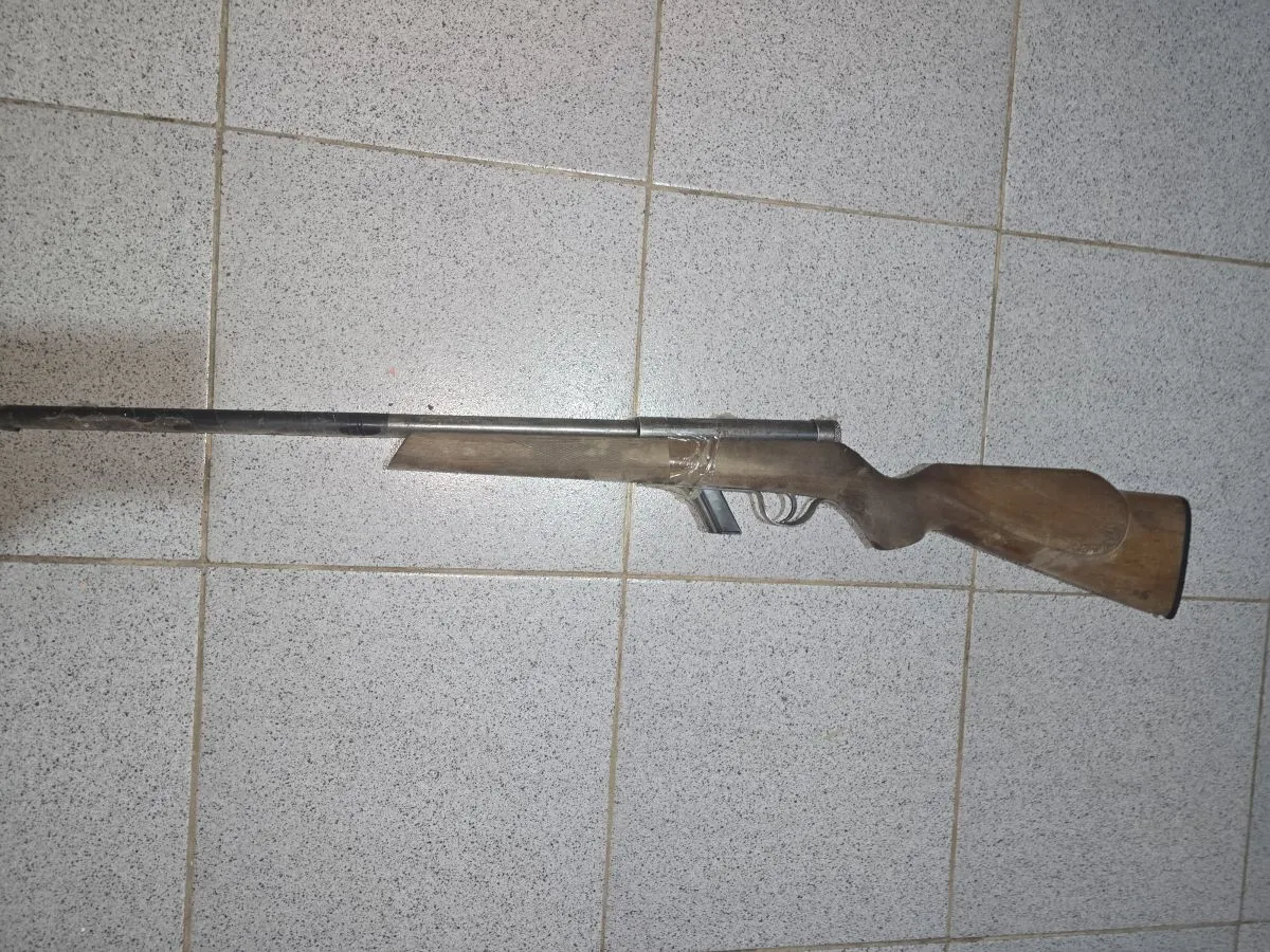 El arma fue secuestrada en uno de los dos allanamientos del s&aacute;bado. Foto Polic&iacute;a RN.
