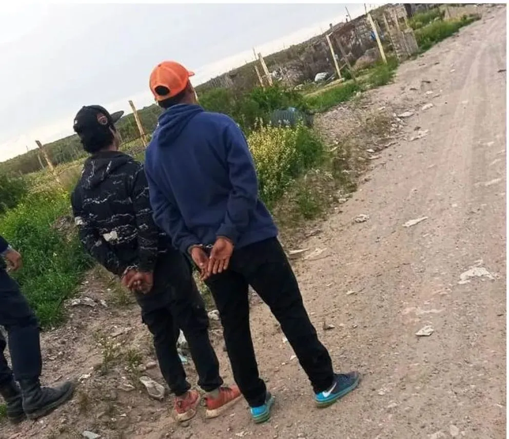 Ambos sospechosos decidieron tirar el cerco hacia un costado y caminar para pasar desapercibidos por el personal policial. Foto cortesía Policía de Rio Negro