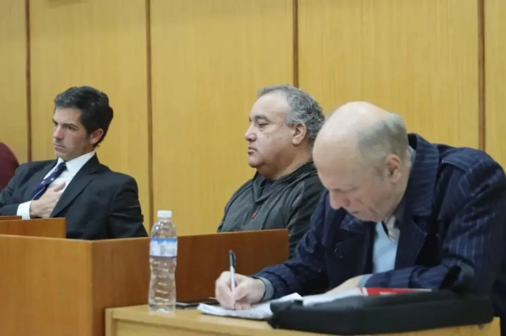Omar Sáez, en el centro, durante la primera jornada del juicio por la muerte de Horus en los Tribunales de Roca. Foto: Tania Domenicucci