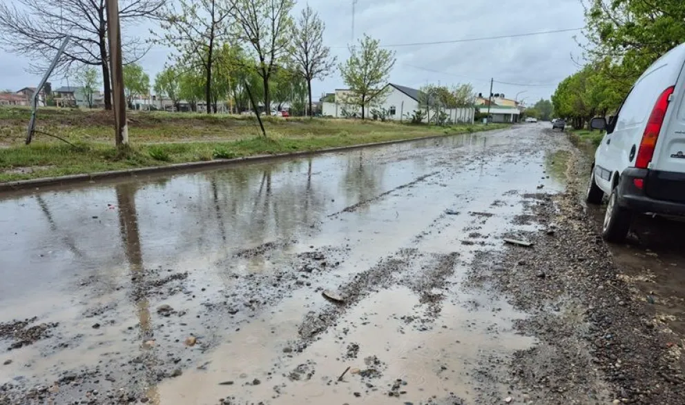 En algunas calles de Regina muestran la acumulación de agua caída en las primeras horas del fenómeno previsto para hoy y mañana miércoles. Foto: LCR
